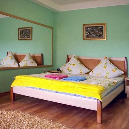 Apartment On Sobornyi Avenue Zaporizhia Exterior foto